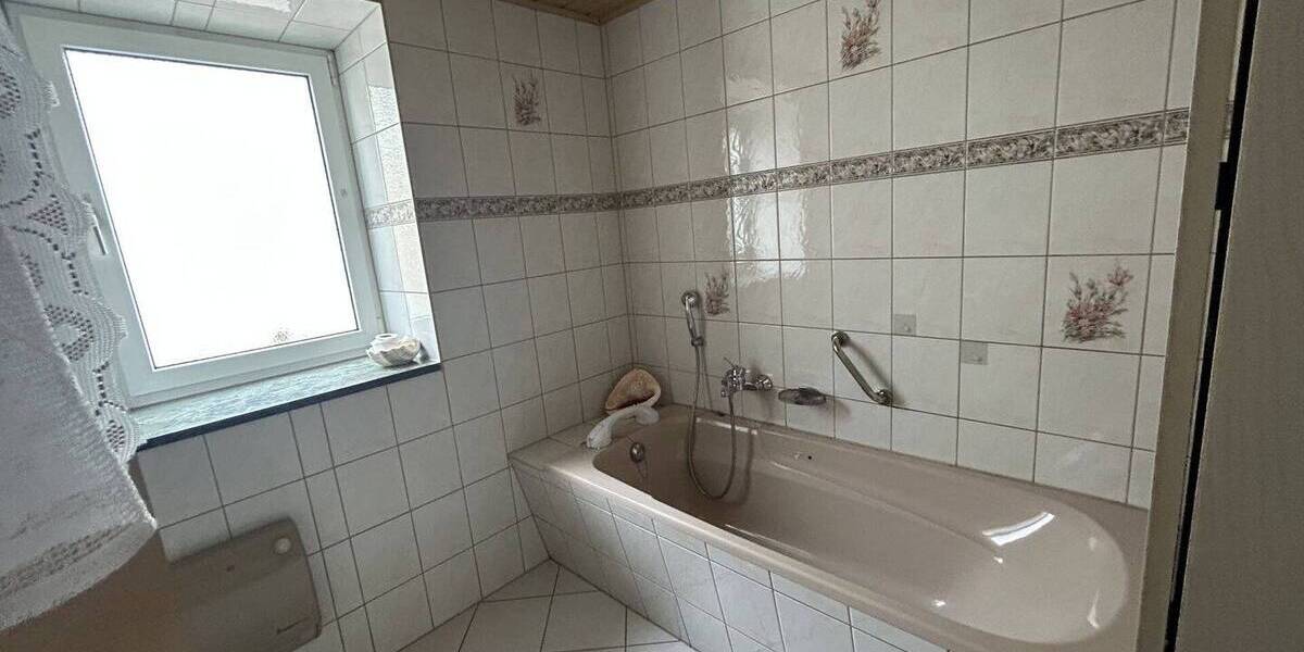 Einfamilienhaus Guthmannshausen Guthmannshausen - 8 Zimmer, 213 m&sup2;, 140.000&euro; | Angebot:25745772