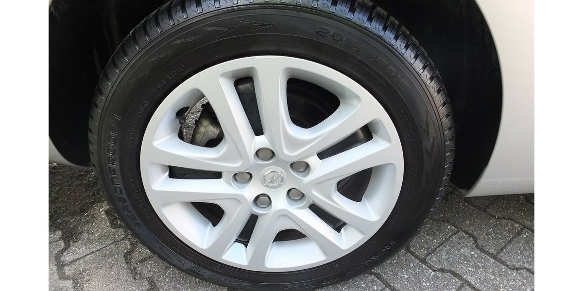 Opel Astra EDITION NAVI KLIMA TEMPOMAT BLUETOOTH 99.125 km 9.908 &euro; Köln 50858