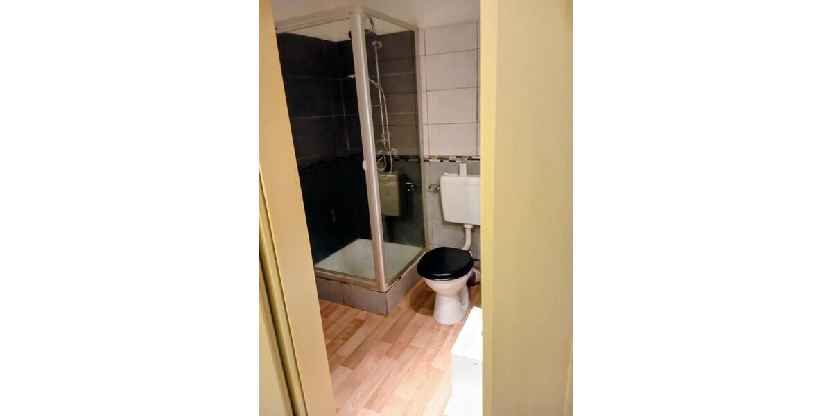 Zimmer-Appartement mit Balkon über die gesamte Breite. 1 zimmer