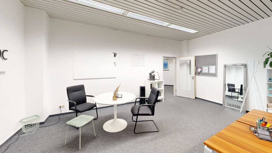 Helles, representatives möbliertes Büro inkl. Küche (Spülmaschiene, Kühlschrank, etc.) in ehemali...
