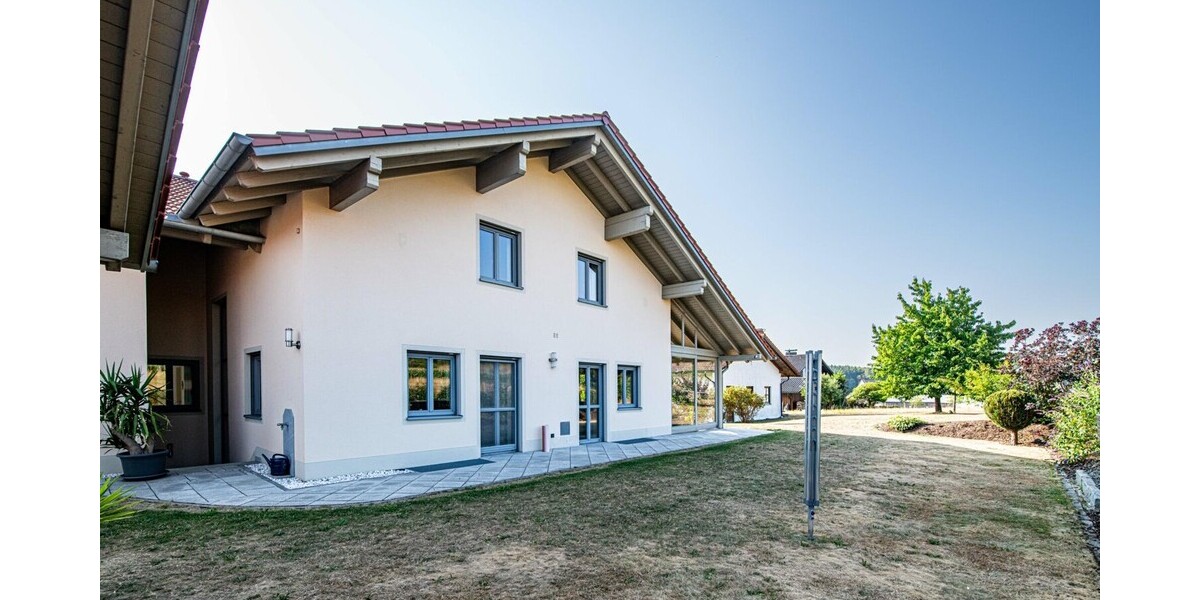 Exklusives Wohnanwesen mit 4.600 m² Grundstück, eigener Lagerhalle und nachhaltigem Energiekonzept - Einfamilienhaus Zandt / Harrling Harrling | Angebot:27171762