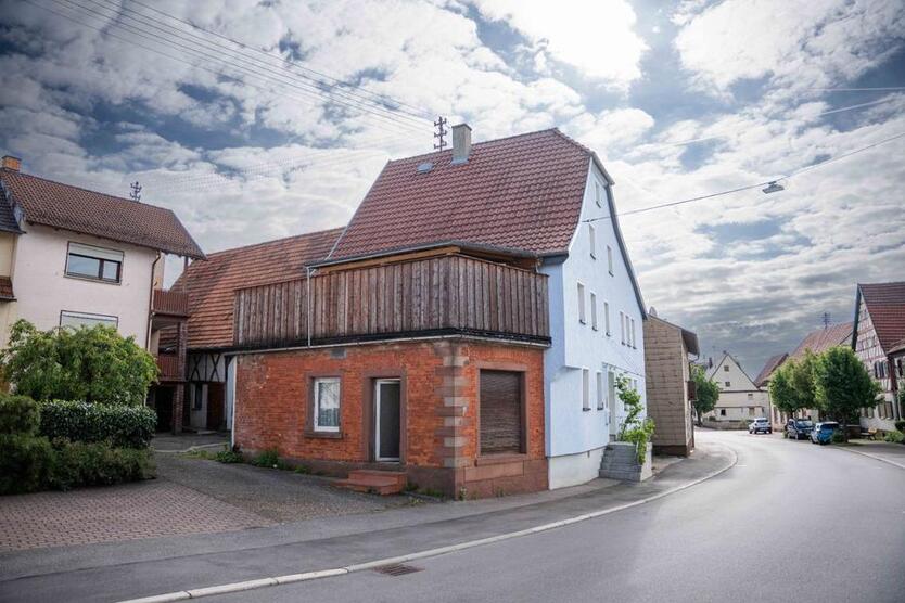 Großes Haus mit Scheune und Garagen in Mosbach-Lohrbach