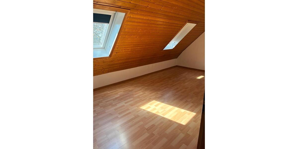 Dachgeschoßwohnung Griesheim - 3 Zimmer, 90 m&sup2;, 1.300&euro; | Angebot:26262337