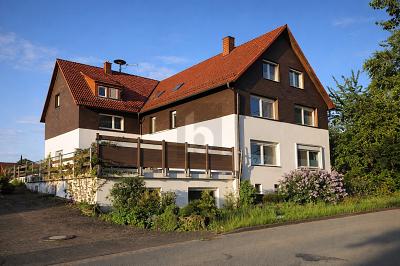 SUBSTANZSTARKES INVESTMENT MIT RENDITEPERSPEKTIVE - Mehrfamilienhaus, Wohnhaus Lügde | Angebot:26109532