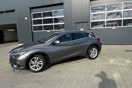 INFINITI Q30