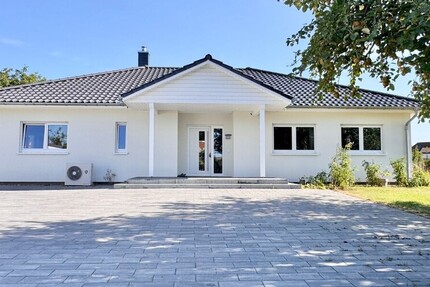 Jetzt Miete möglich! Winkelbungalow 5 km bis Neubrandenburg, Baujahr 2022, Doppelgarage, EBK,Carport - Haus Sponholz | Angebot:25929684