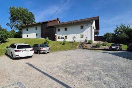 Renovierte 3- Zimmer-ETW mit Balkon u. KFZ- Stellplatz in ruhiger Lage nahe der Stadt Bad Kötzting 3 zimmer