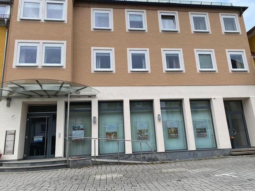 Vollmöbeliertes Büro mit Schaufenster Front