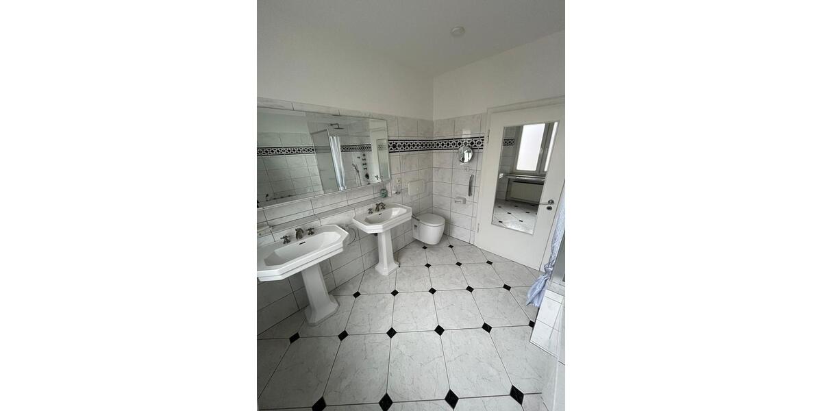 Erdgeschoßwohnung Remscheid - 3 Zimmer, 175 m&sup2;, 1.180&euro; | Angebot:24373427