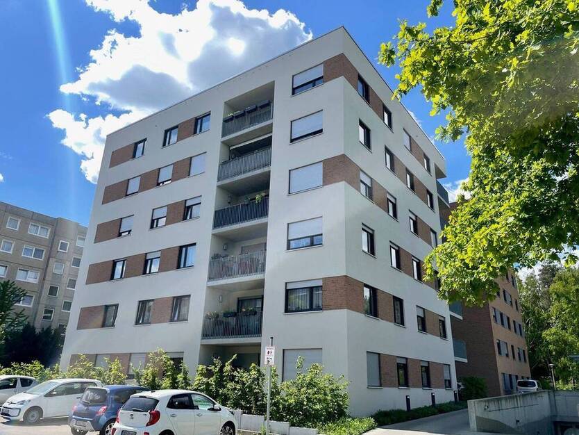 * Single-Apartment mit großem Balkon *