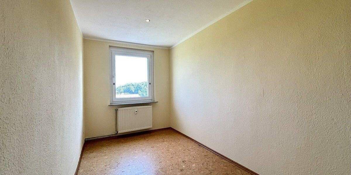 Familienfreundliche Eigentumswohnung mit Einbauküche, 2x Balkonen und 2x Garagen in Löberitz 5 zimmer