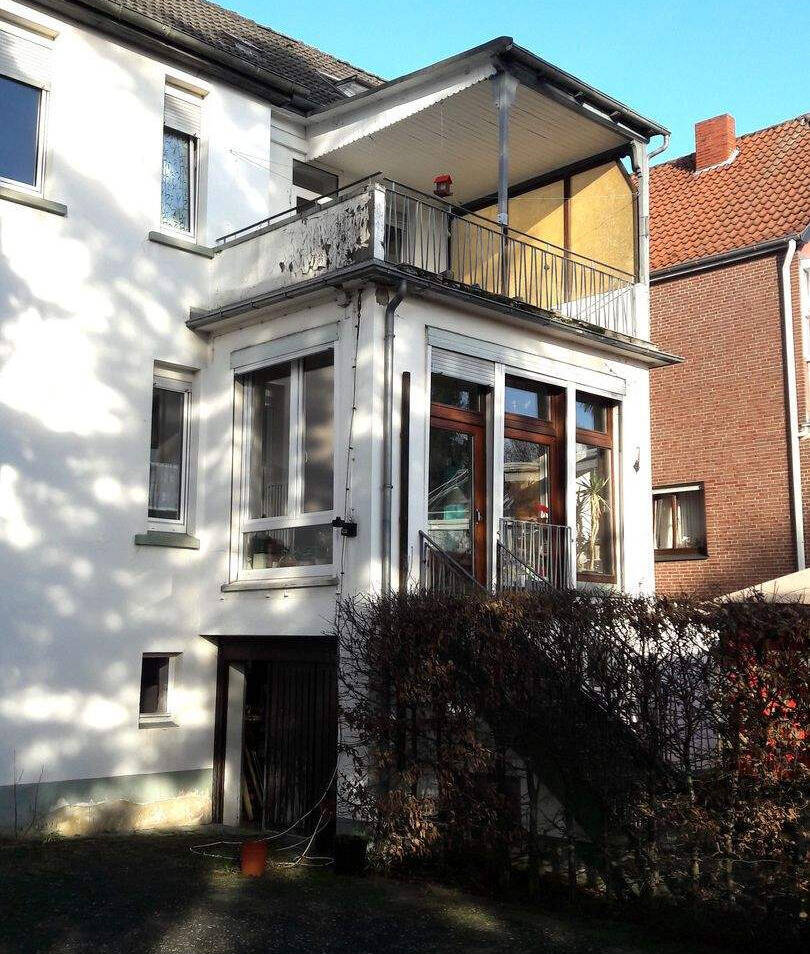 Zum Verkauf bieten wir an: ein großes Wohnhaus (Altbau) mit 3 Wohnungen und 2 Garagen in stadtnaher Wohnlage
