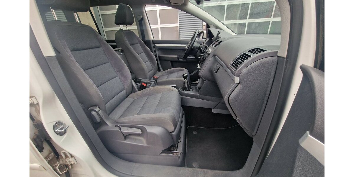 VW Touran Style BMT 7 Sitzer Klimaautomatik NAVI 269.000 km 6.799 &euro; Landau 76829