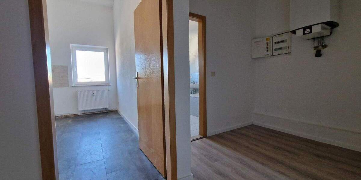 großzügige, helle 2-Zimmerwohnung nach Teilsanierung zu vermieten. 2 zimmer