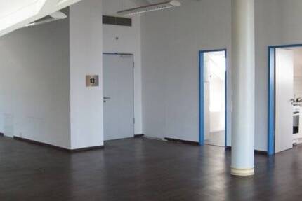 Großzügige & offene Dachgeschosswohnung -Betriebsleiterwohnung- mit Einbauküche 1 zimmer