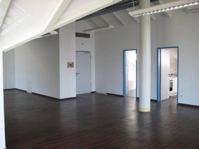 Großzügige & offene Dachgeschosswohnung -Betriebsleiterwohnung- mit Einbauküche 1 zimmer