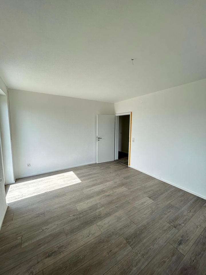 Renovierte 5 Zimmer Wohnung mit Balkon und Terrasse zur Miete