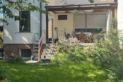 Zentrale Doppelhaushälfte mit Garten für 6 möbliert zu vermieten zimmer