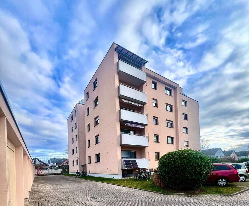 Gepflegte 4 Zimmer Wohnung mit Lift, Balkon und Garage 4 zimmer