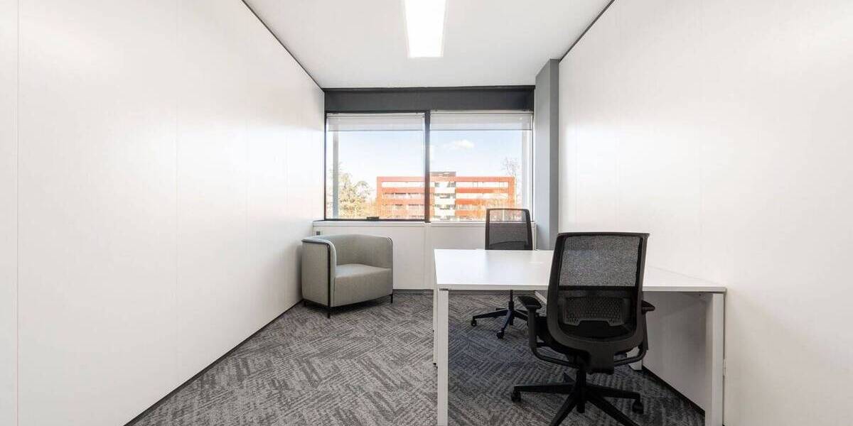 Privater Büroraum für 3 Personen in Regus Aircargo Businesspark zimmer