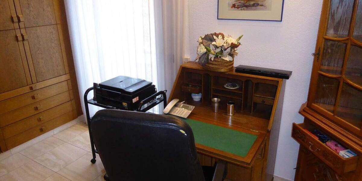 Großzügig Wohnung in bester Lage, komplett möbliert mit Tiefgarage und Aufzug! 3 zimmer