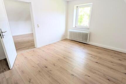 **Frisch renoviert: +neuer Laminat +weiße Wände +neues Tageslichtbad +gemütlich** 2 zimmer