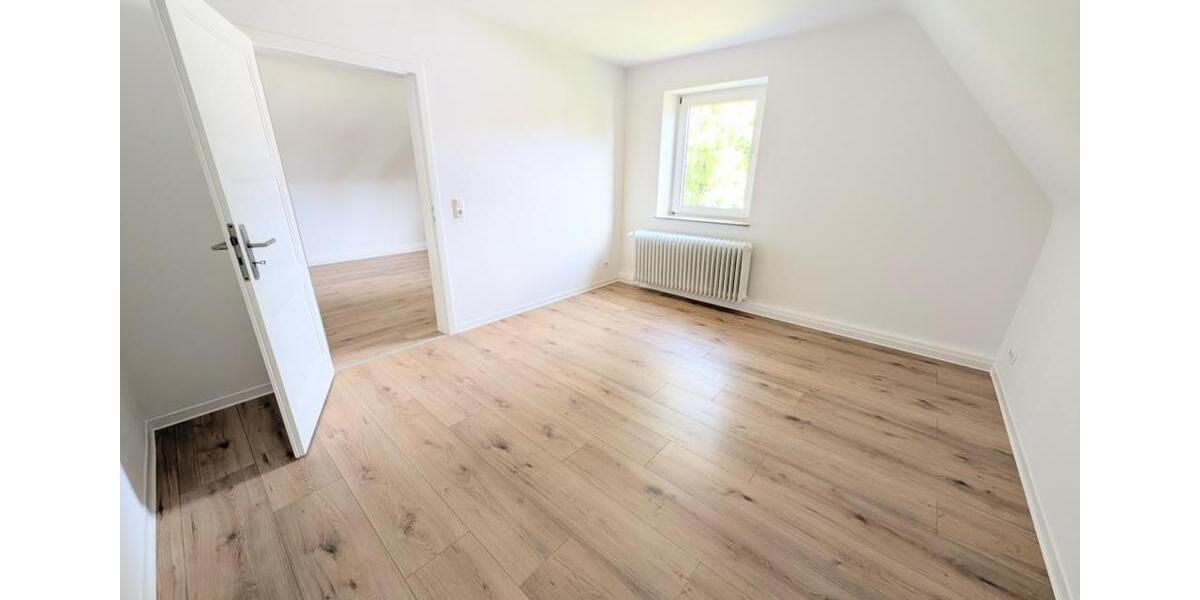 **Frisch renoviert: +neuer Laminat +weiße Wände +neues Tageslichtbad +gemütlich** 2 zimmer