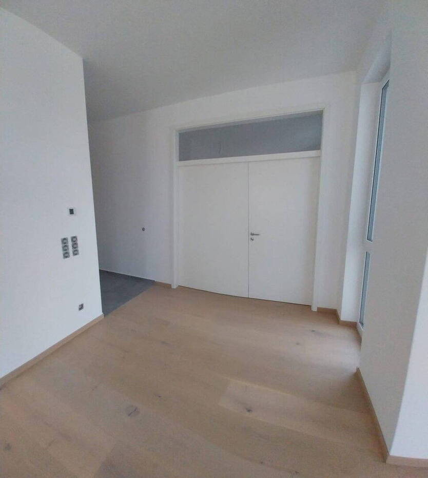 Moderne, neuwertige 4-Raum-Wohnung mit. lux. Innenausstattung, Balkon, EBK und weiteren Extras