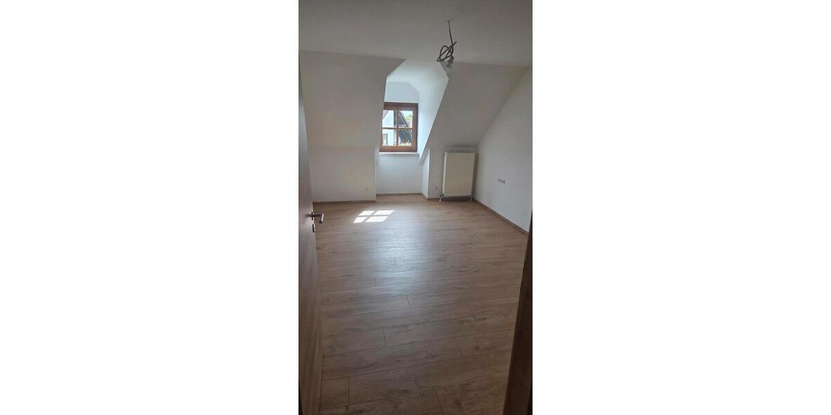 Dachgeschoßwohnung Hemau - 3 Zimmer, 120 m&sup2;, 960&euro; | Angebot:26565020