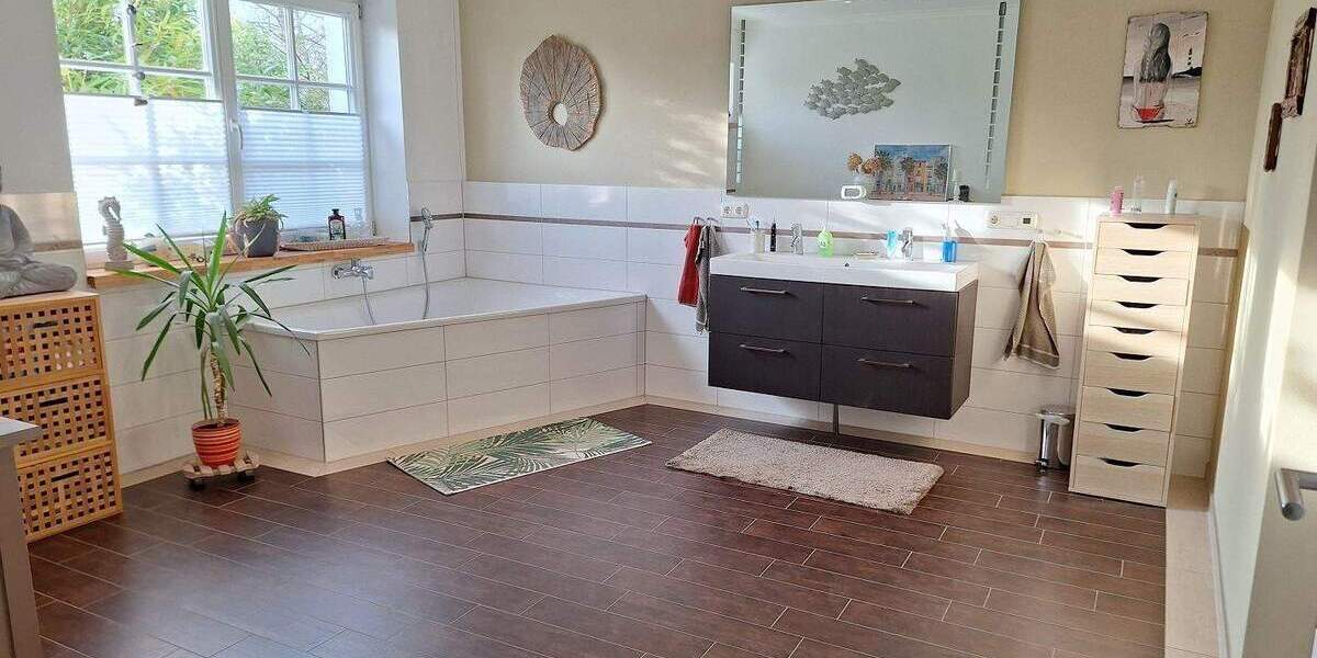 Riesen-Grundstück, zusätzl. Bauland, Riesen-Garage, Stall - Großzügiges Wohnhaus in Greifswald 7 zimmer