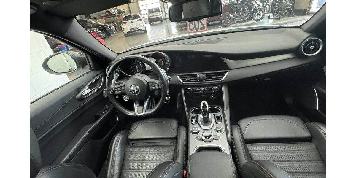 Alfa Romeo Giulia 2.0 Veloce Q4 Turbo Panoramadach Xenon 43.300 km 32.540 &euro; Lich 35423