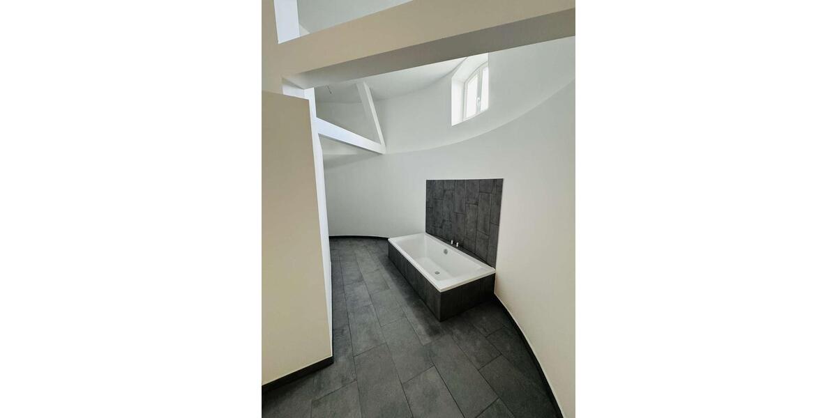 Dachgeschoßwohnung Zwickau - 3 Zimmer, 127 m&sup2;, 1.019&euro; | Angebot:25988403