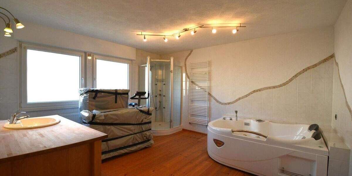 Ruhig gelegenes Wohnhaus mit Balkon, Terrasse, Garage, Carport und Aussicht in Gerolstein-Müllenborn 5 zimmer