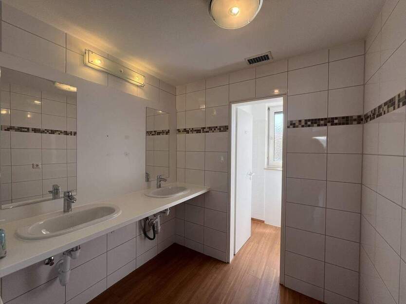 Neue Praxisräume gesucht?...freie 202 m² große Praxis in Ärztehaus in ER-Büchenbach 9 zimmer