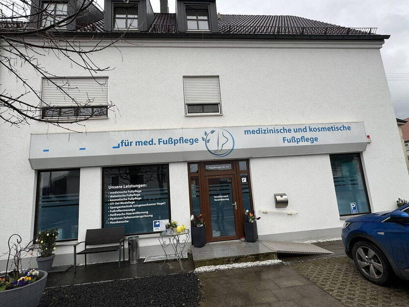 LadeneinheitBüroPraxisLager mit 8 Stellplätzen