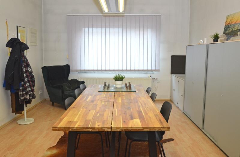 Gewerbehalle mit Büroeinheiten und Lagerfläche zimmer