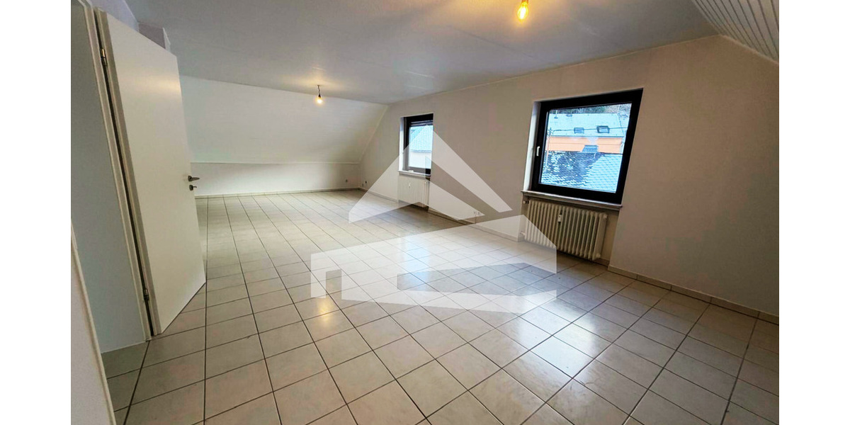 Wohnen mit Weitblick: Charmante Dachgeschosswohnung mit Balkon in Kenn 3 zimmer