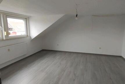 schöne, neu renovierte Dachgeschosswohnung zu vermieten 2 zimmer