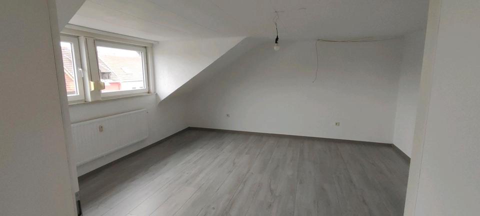 schöne, neu renovierte Dachgeschosswohnung zu vermieten 2 zimmer