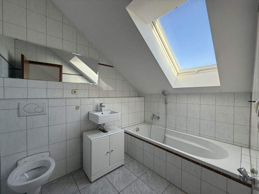 Wohnen und Arbeiten - Große Wohnung mit separatem Büro oder Gästeapartment in Nittendorf! 5 zimmer