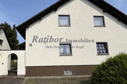 Sehr gepflegtes, geräumiges 3-Familienhaus mit 2 Doppelgaragen in begehrter Wohnlage in Roth OT 10 zimmer