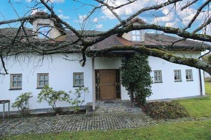 Haus Aystetten - 8 Zimmer, 250 m&sup2;, 2.400&euro; | Angebot:25726452