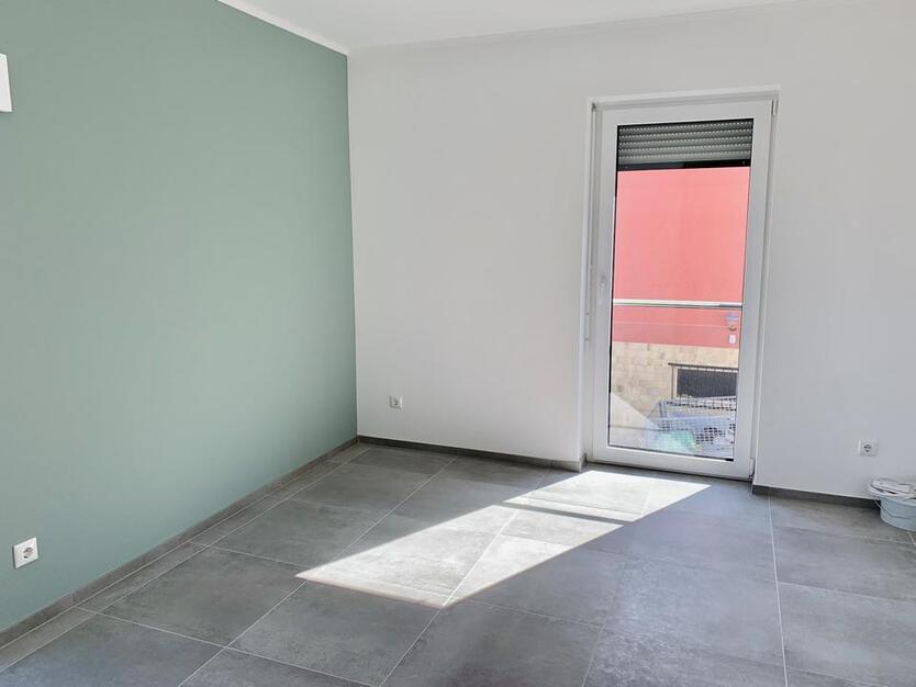 Hochwertige, moderne 3ZKB-Wohnung, Balkon, Einbauküche und Tiefgaragenstellplatz in Tawern, frei ab 15.12.2025, ideal für LUX-Pendler zimmer