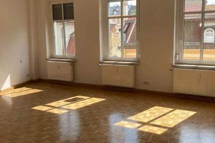 Großzügige 3-Zimmer mit Parkett, und offener Küche in zentraler Lage! EBK mgl. 3 zimmer