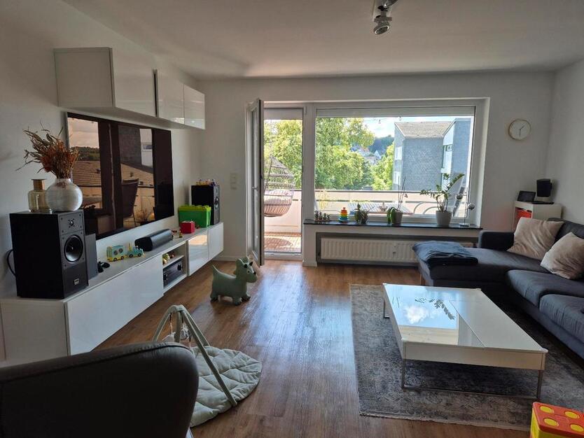 Helle 4,5 - Zimmer-Wohnung mit Balkon & TG-Stellplatz