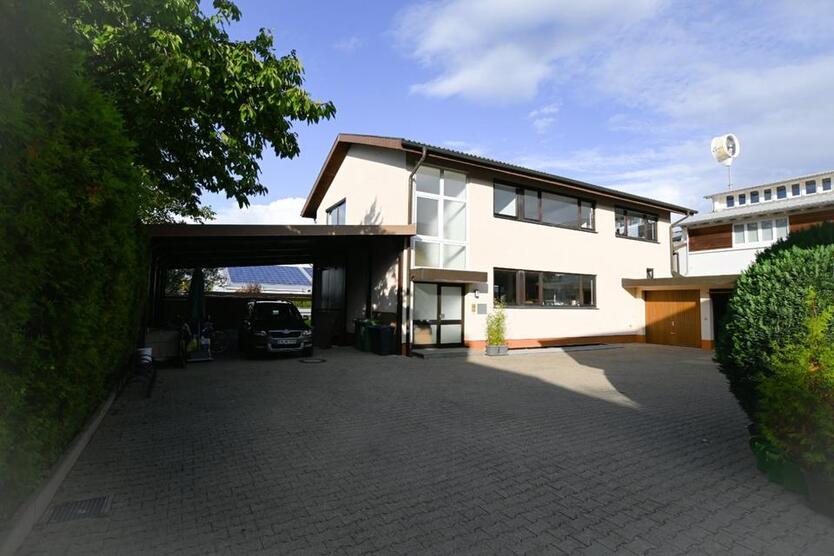 Halle verkehrgünstig im Dreieck Freiburg Elztal EM B3 A5 zimmer