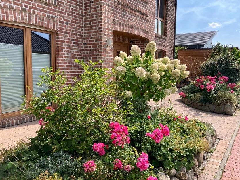 Großzügiges Einfamilienhaus im Landhausstil mit Traumgarten