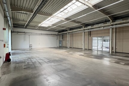 Gepflegte Lagerfläche optional mit Büro zimmer