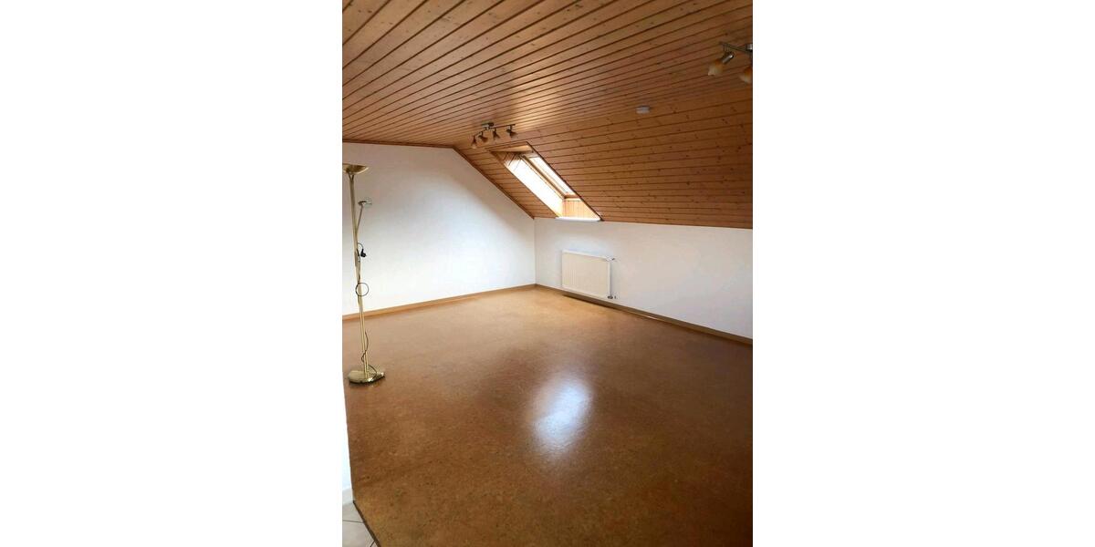 Helle 4-Zi DG Wohnung, Stellplatz Balkon Tageslichtbad EBK 4 zimmer