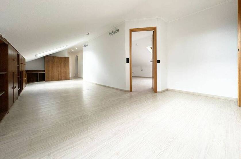 Außergewöhnliche 4,5 Zimmer Wohnung direkt am Feld mit Garage